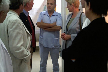 Dr med. Piotr Wałęga prezentuje działalność poradni koloproktologicznej