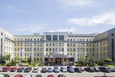 Zdjęcie przedstawia front budynku głównego Szpitala